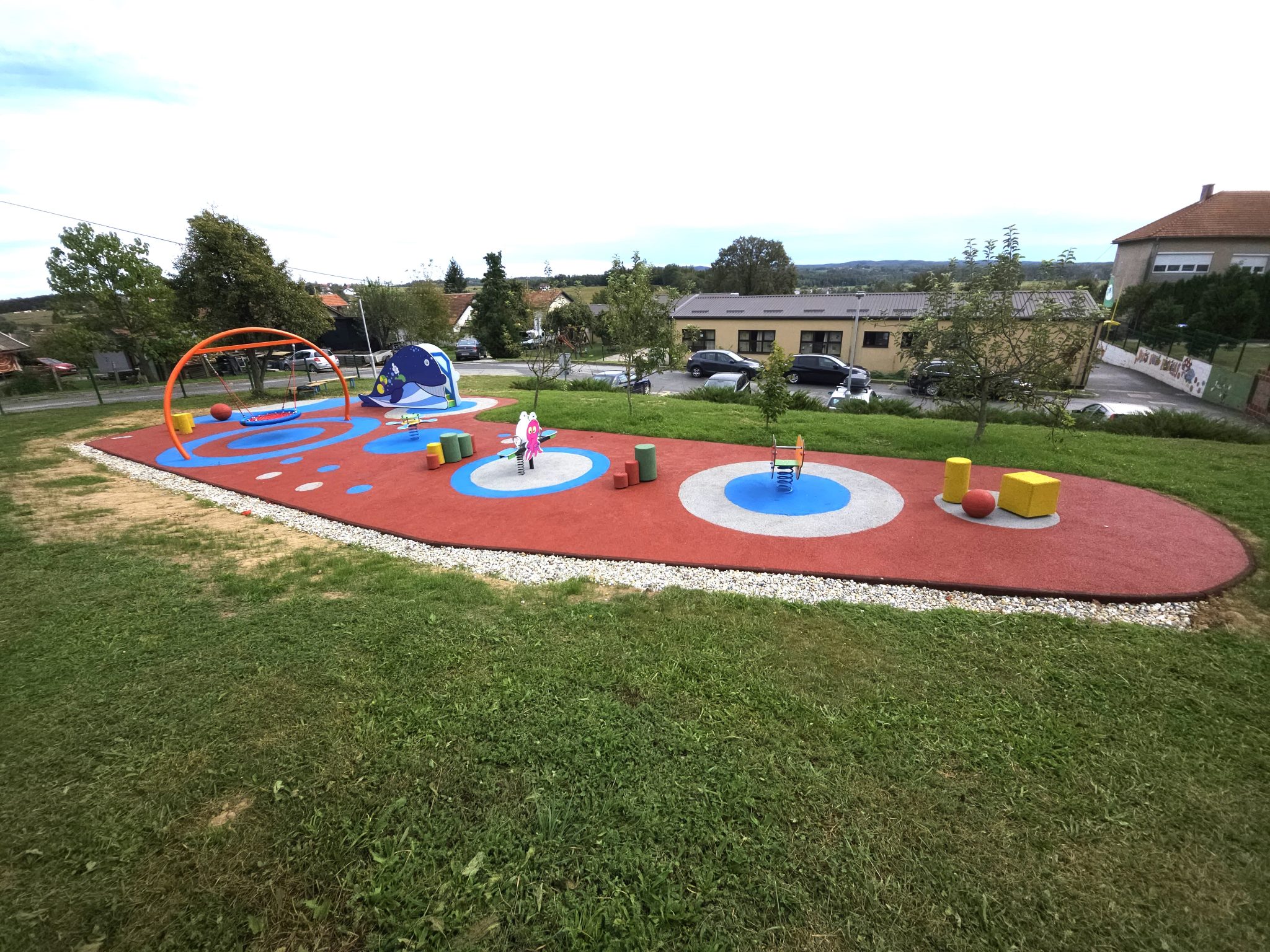 Sicherer Kinderspielplatz mit Kombinationsspielgeräten und Rutschen auf einer öffentlichen Fläche in der Stadt Čazma.