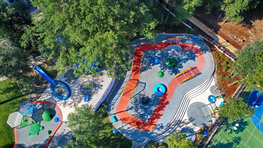 Analiza lokacije, mjerenje sigurnosnih zona i izrada 3D vizualnih prijedloga za novo dječje igralište u prvoj fazi projekta.